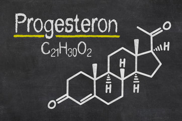 Schiefertafel mit der chemischen Formel von Progesteron