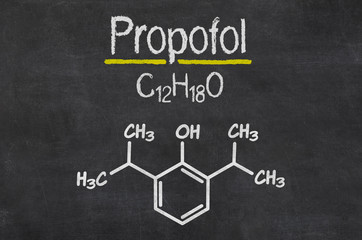 Schiefertafel mit der chemischen Formel von Propofol
