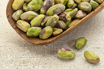 raw pistachio nuts