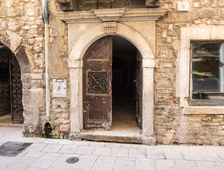 Fototapeta na wymiar Open door in the old town