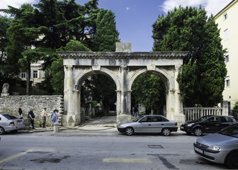Fototapeta na wymiar Dvojna vrata. Twin gates. Pula, Croatia