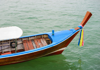 Fototapeta na wymiar Long tail wooden boat