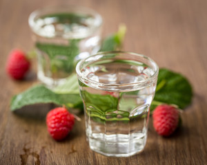 Himbeerschnaps auf Holzbrett