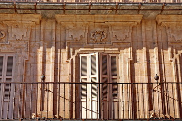 Obraz premium Façade ancienne avec volets, Salamanque. Salamanca