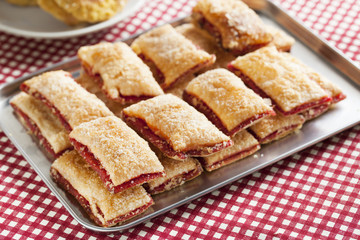baking crispy toast with sugar and strawbery jam
