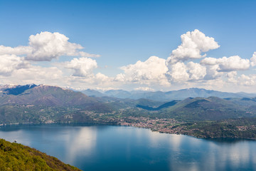Blick über den Lago Maggiore in Italien
