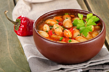 Baked beans in a  brown bowl