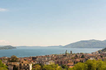 Fototapeta na wymiar Blick über Verbania und den Lago Maggiore in Italien