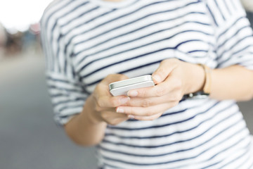 women use her smart phone during her trip