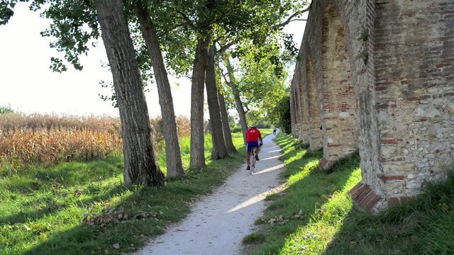 Uomo che pedala in bici, allenamento, corsa