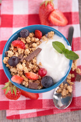 muesli, yogurt and berries