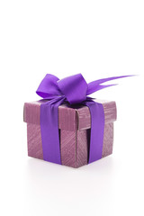 Obraz premium Purple gift box isolated on white background