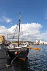Einmaster im Hafen
