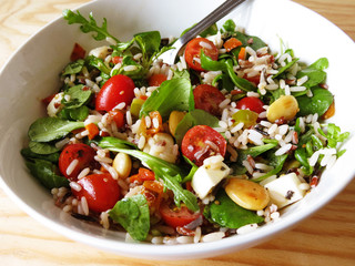 Ensalada fresca de arroz y verduras