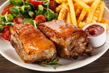 Tasty grilled ribs with vegetables
