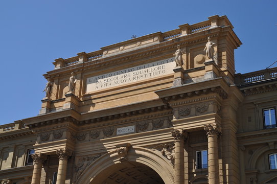 Torbogen an der Piazza della Republica in Florenz