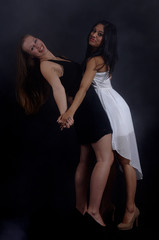 Fototapeta premium zwei hübsche Freundinnen tanzen