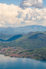 Fototapeta na wymiar Lago Maggiore und angrenzend Alpen in Italien