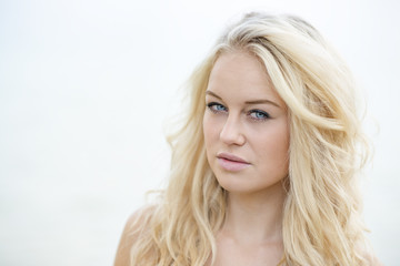 Naklejka premium Blond dziewczyna jasny portret