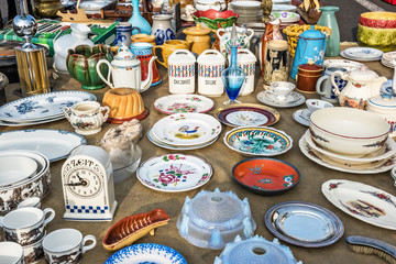 Odds and ends on a flea market stall - 71376595