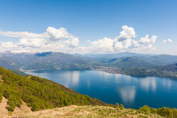 Fototapeta na wymiar Lago Maggiore und angrenzend Alpen in Italien