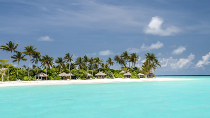 Fototapeta na wymiar view of the coast of irufushi island, maldives