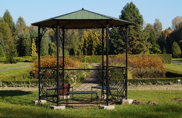 gazebo in the botanic garden - autumn