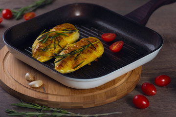 chicken in a grill-pan with tomato