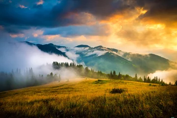 Tuinposter Geweldig berglandschap met mist en een hooiberg © seqoya