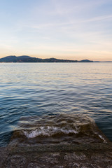 Abenddämmerung am Lago Maggiore in Italien