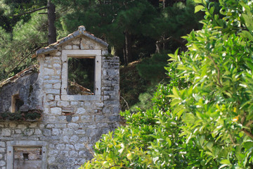 Fototapeta na wymiar Old ruined stone house in Europe.