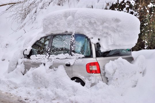 Autovettura ricoperta di neve