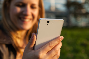 frau freut sich mit smartphone