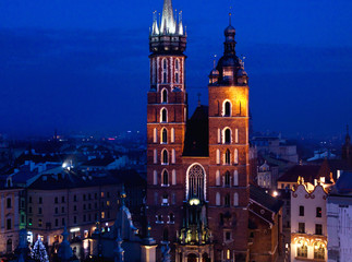 Naklejka premium St. Mary's church in Krakow at night
