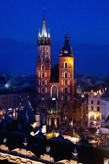 Obraz premium St. Mary's church in Krakow at night