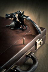 Obraz premium Revolver with cylinder open and bullet