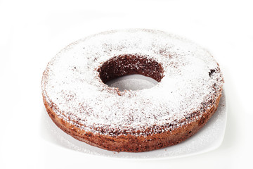 torta a forma di ciambella su sfondo bianco