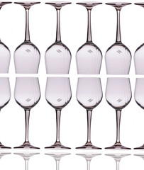 Set di bicchieri in fila sopra e sotto, bicchieri di vino vuoti