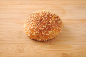 まな板にのせた カレーパン 丸いパン クローズアップ