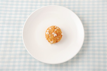 お皿にのせた シュケット chouquette 白背景 クローズアップ テーブルクロス