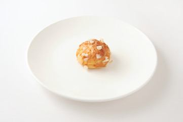 お皿にのせた シュケット chouquette フランスのお菓子 白背景