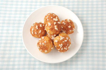 お皿にのせた シュケット chouquette フランスのお菓子 テーブルクロス