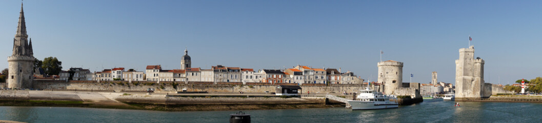 Fototapeta na wymiar Canal vers le vieux port et les Tours de La Rochelle