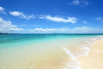 美しい沖縄のビーチと夏空