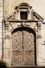 Vieille porte dans le quartier historique de La Rochelle