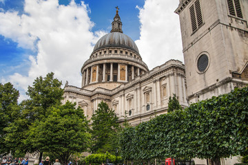 Fototapeta na wymiar St. Pauls cathedral, view from the garden, London