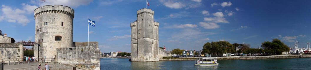 Fototapeta na wymiar Tours de la chaîne et de Saint Nicolas - La Rochelle