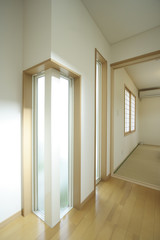 住まいの廊下と和室　採光FIX窓　イメージ