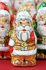 Gelber Schokoladennikolaus, viele dahinter