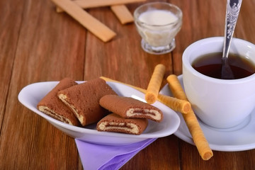 ..biscuits crispy rolls, non-greasy cream tea